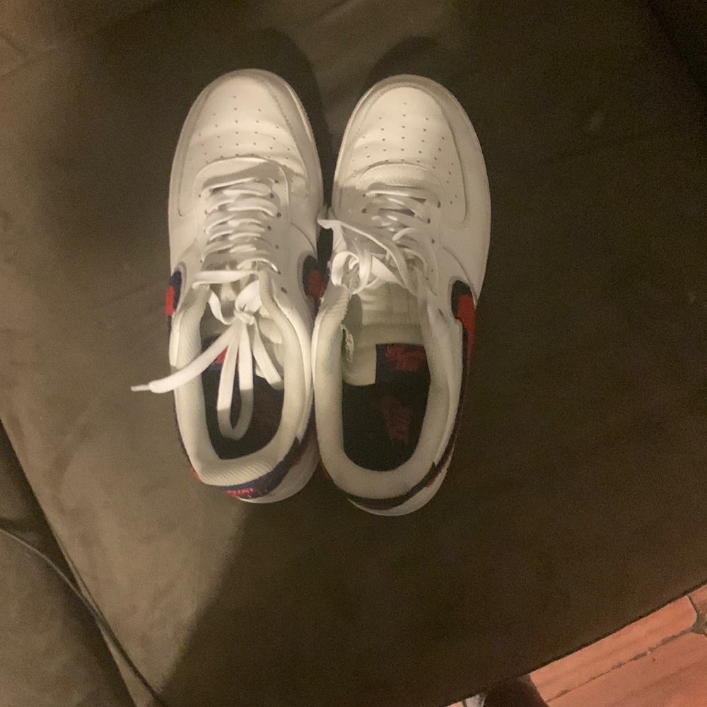 These are chinelle red swoosh Air Force they for around 300 I’m selling them 200